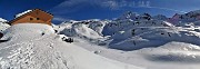 63 Vista panoramica verso il Rif. Calvi (2006 m) e la cerchia ad est dei monti della sua splendida conca carica di neve